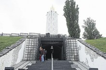 Вход. Имеет довольно непрезентабельный вид, а в стенах — трещины. Фото: А. Яремчук