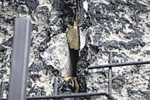 Вход. Имеет довольно непрезентабельный вид, а в стенах — трещины. Фото: А. Яремчук Вход. Имеет довольно непрезентабельный вид, а в стенах — трещины. Фото: А. Яремчук