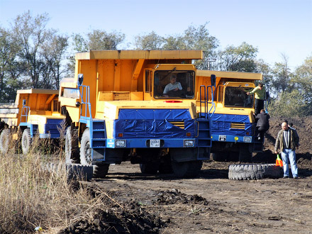 Битва титанов. В скорости и маневренности соревнуются мощные БелАЗы Битва титанов. В скорости и маневренности соревнуются мощные БелАЗы