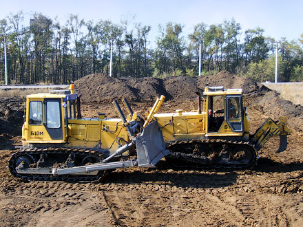 Трогательный полонез в исполнении бульдозеров Трогательный полонез в исполнении бульдозеров