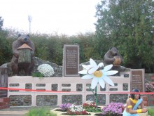 В Докучаевском парке установили памятник пчеле