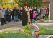 В Докучаевском парке установили памятник пчеле