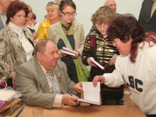 Май 2009 года. Евгений Нефедов подписывает дончанкам свои сборники.