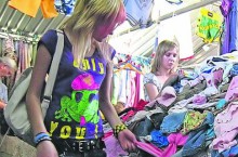 На барахолке. Покупателей хотят отпугнуть опасностью секонда. Фото: Ю. Кузнецов 