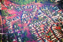 Катастрофа. Несколько венгерских населенных пунктов в прямом смысле покраснели. Фото: AFP