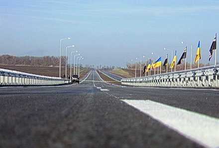 Президент Виктор Янукович торжественно открыл участок окружной дороги в Донецке Президент Виктор Янукович торжественно открыл участок окружной дороги в Донецке