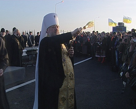 Президент Виктор Янукович торжественно открыл участок окружной дороги в Донецке Президент Виктор Янукович торжественно открыл участок окружной дороги в Донецке