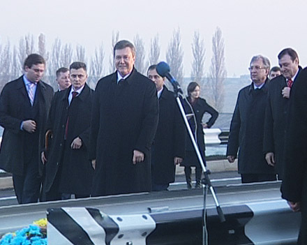 Президент Виктор Янукович торжественно открыл участок окружной дороги в Донецке Президент Виктор Янукович торжественно открыл участок окружной дороги в Донецке