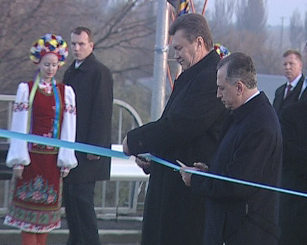 Президент Виктор Янукович торжественно открыл участок окружной дороги в Донецке Президент Виктор Янукович торжественно открыл участок окружной дороги в Донецке