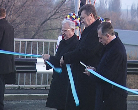 Президент Виктор Янукович торжественно открыл участок окружной дороги в Донецке Президент Виктор Янукович торжественно открыл участок окружной дороги в Донецке