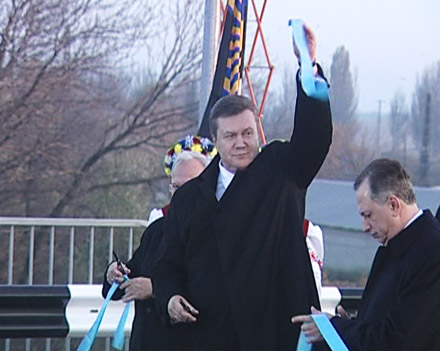 Президент Виктор Янукович торжественно открыл участок окружной дороги в Донецке Президент Виктор Янукович торжественно открыл участок окружной дороги в Донецке