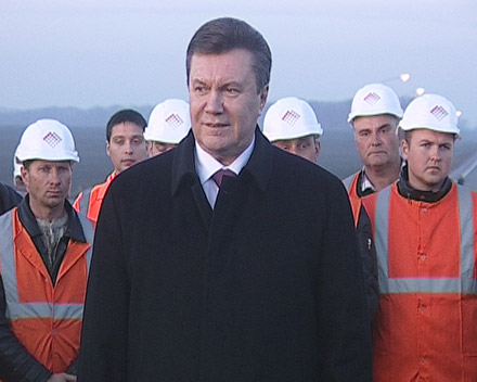 Президент Виктор Янукович торжественно открыл участок окружной дороги в Донецке Президент Виктор Янукович торжественно открыл участок окружной дороги в Донецке