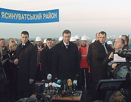 Президент Виктор Янукович торжественно открыл участок окружной дороги в Донецке Президент Виктор Янукович торжественно открыл участок окружной дороги в Донецке