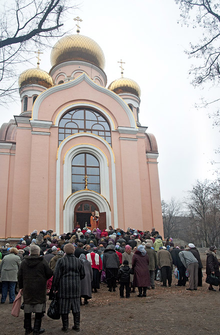 В стенах Свято-Михайловского храма прошла первая литургия