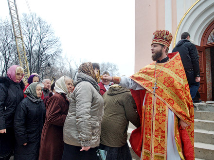 В стенах Свято-Михайловского храма прошла первая литургия