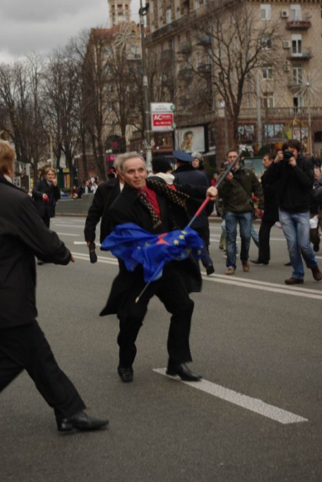 Святкова хода на честь 93-ї річниці Жовтневої Революції. Фото Андрій Недзельницький Святкова хода на честь 93-ї річниці Жовтневої Революції. Фото Андрій Недзельницький