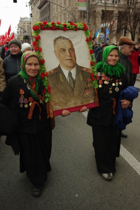 Святкова хода на честь 93-ї річниці Жовтневої Революції. Фото Андрій Недзельницький Святкова хода на честь 93-ї річниці Жовтневої Революції. Фото Андрій Недзельницький