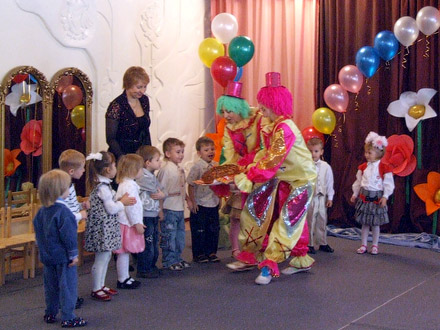 Открытие садика стало настоящим днем рождения – с гостями, улыбками и даже праздничным пирогом! Открытие садика стало настоящим днем рождения – с гостями, улыбками и даже праздничным пирогом!
