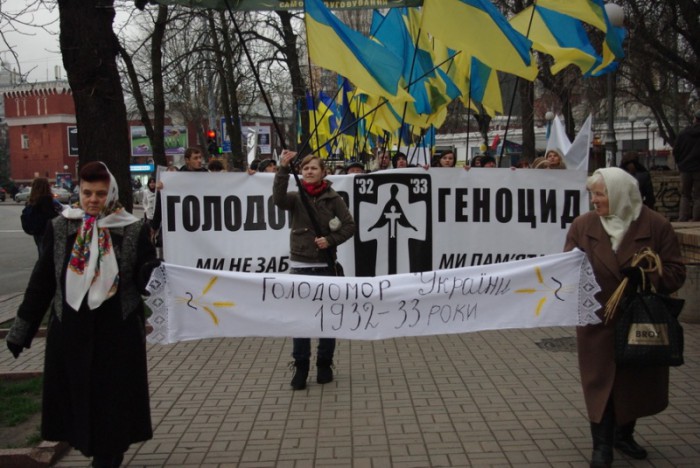 Жалобна хода і мітинг в день вшанування жертв Голодомору 1932-33 рр. Фото Недзельницький Андрій, http://fotofact.net