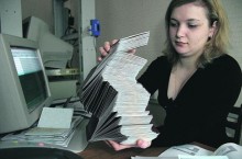 В загранпаспорта микрочипы собираются встраивать уже с лета 2011 года. Фото А. Яремчук