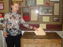 Жанна Крыжная демонстрирует, как голосовали в октябре 1917-го наши земляки. Фото Андрей Кривцун.