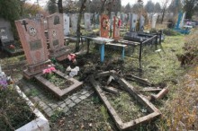 В Мариуполе задержали кладбищенского вандала-металлоискателя
