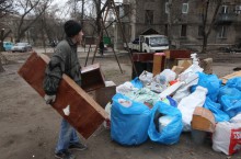 В Донецке 14 семей ищут уцелевшие вещи в сгоревшем доме. Фото А. Дудук