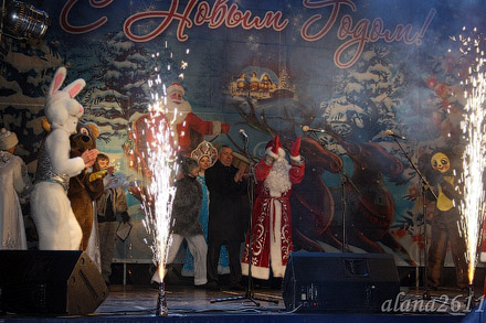 В Донецке зажгли главную елку Донбасса. Фото fotofact.net
