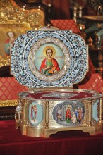 В Донецк доставлен ковчежец с мощами святого Пантелеимона целителя