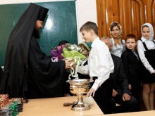 Епископ Митрофан и новолуганские ребята устроили совместный праздник