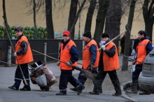 Азаров в шоке, что в Киеве никто не хочет работать дворником за 1800 гривен