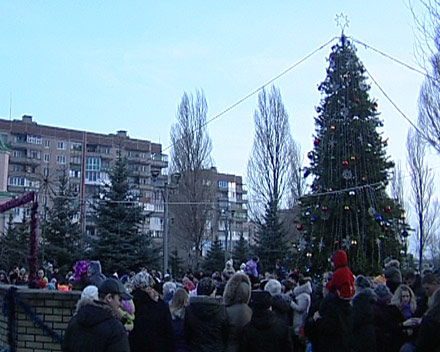 В микрорайоне «Лазурном» прошло торжественное открытие Рождественской елки (ФОТО)