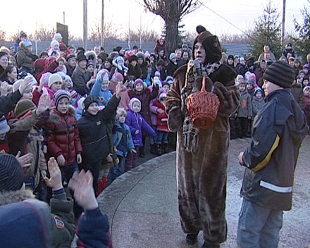 В микрорайоне «Лазурном» прошло торжественное открытие Рождественской елки (ФОТО)