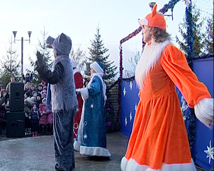 В микрорайоне «Лазурном» прошло торжественное открытие Рождественской елки (ФОТО)