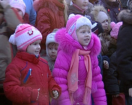 В микрорайоне «Лазурном» прошло торжественное открытие Рождественской елки (ФОТО)