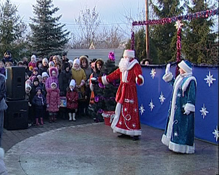В микрорайоне «Лазурном» прошло торжественное открытие Рождественской елки (ФОТО)
