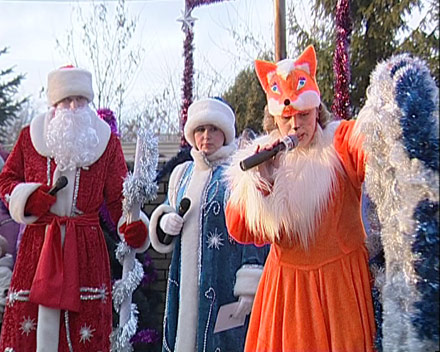 В микрорайоне «Лазурном» прошло торжественное открытие Рождественской елки (ФОТО)