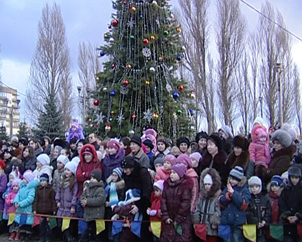 В микрорайоне «Лазурном» прошло торжественное открытие Рождественской елки (ФОТО)