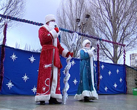 В микрорайоне «Лазурном» прошло торжественное открытие Рождественской елки (ФОТО)