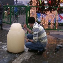 В Мариуполе при плюсовой температуре прошел фестиваль ледяных скульптур