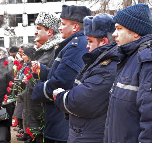 Сотрудники МЧС, работавшие на месте взрыва год назад