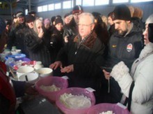 Губернатор сходил на рынок. И призвал жителей... не покупать картошку