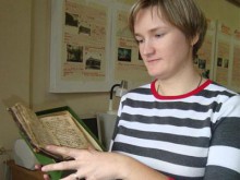 В руках у Елены Симоненко самая старая православная книга нашего края - «Канонник молитв» издателя Василия Бурцева 1641 года.