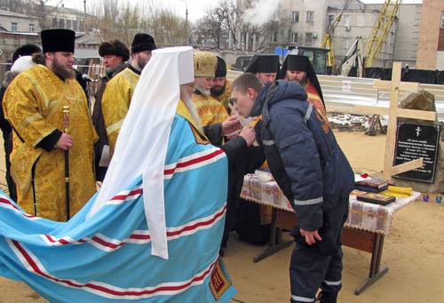 За проявленное мужество Митрополит вручил спасателям грамоты от своего имени