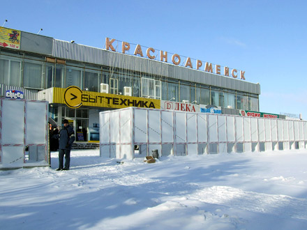 Неудачная попытка благоустроить прилегающую к универмагу площадь, предпринятая в 2007 году