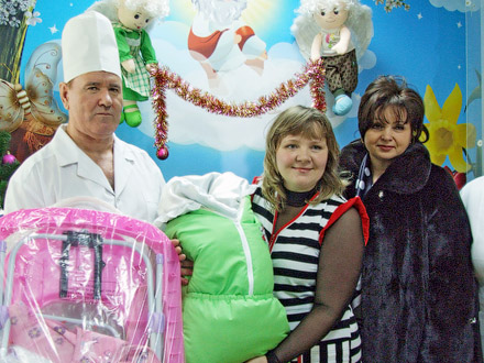 Первую родившуюся в 2011-м горожанку пришла поприветствовать заместитель городского головы Валентина Штутман