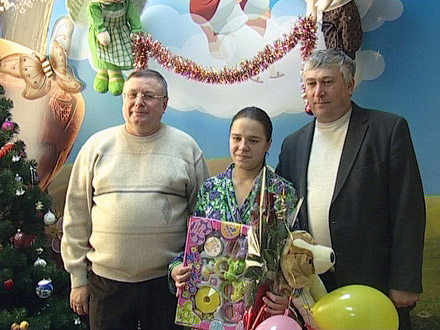 А мама Людмилы, новой жительницы Красноармейского района, принимала поздравления от руководства РГА