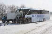 Три человека погибли при столкновении автобуса и двух грузовиков в Донецкой области (Фото)