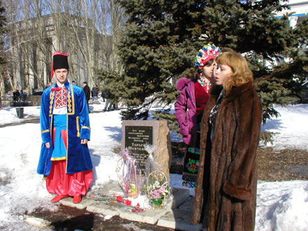 Красноармейские студенты почтили память великого Кобзаря (ФОТО)