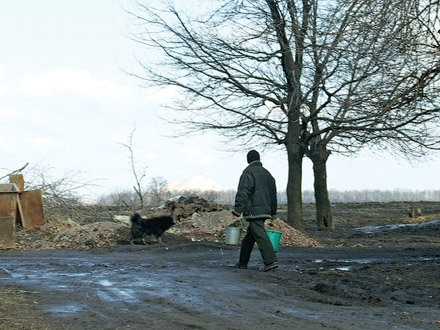 Поскольку в поселке нет центральной канализации, его жители собирают помои в ведра, а потом выливают в нескольких метрах от домов Поскольку в поселке нет центральной канализации, его жители собирают помои в ведра, а потом выливают в нескольких метрах от домов